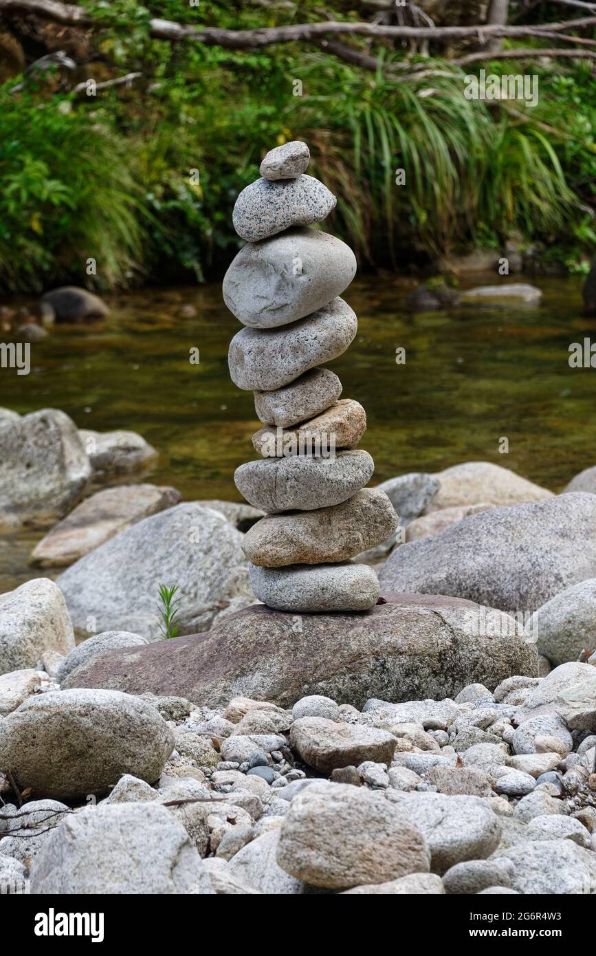 Un mucchio di pietre è accatastato l'uno sull'altro dal fiume Foto Stock