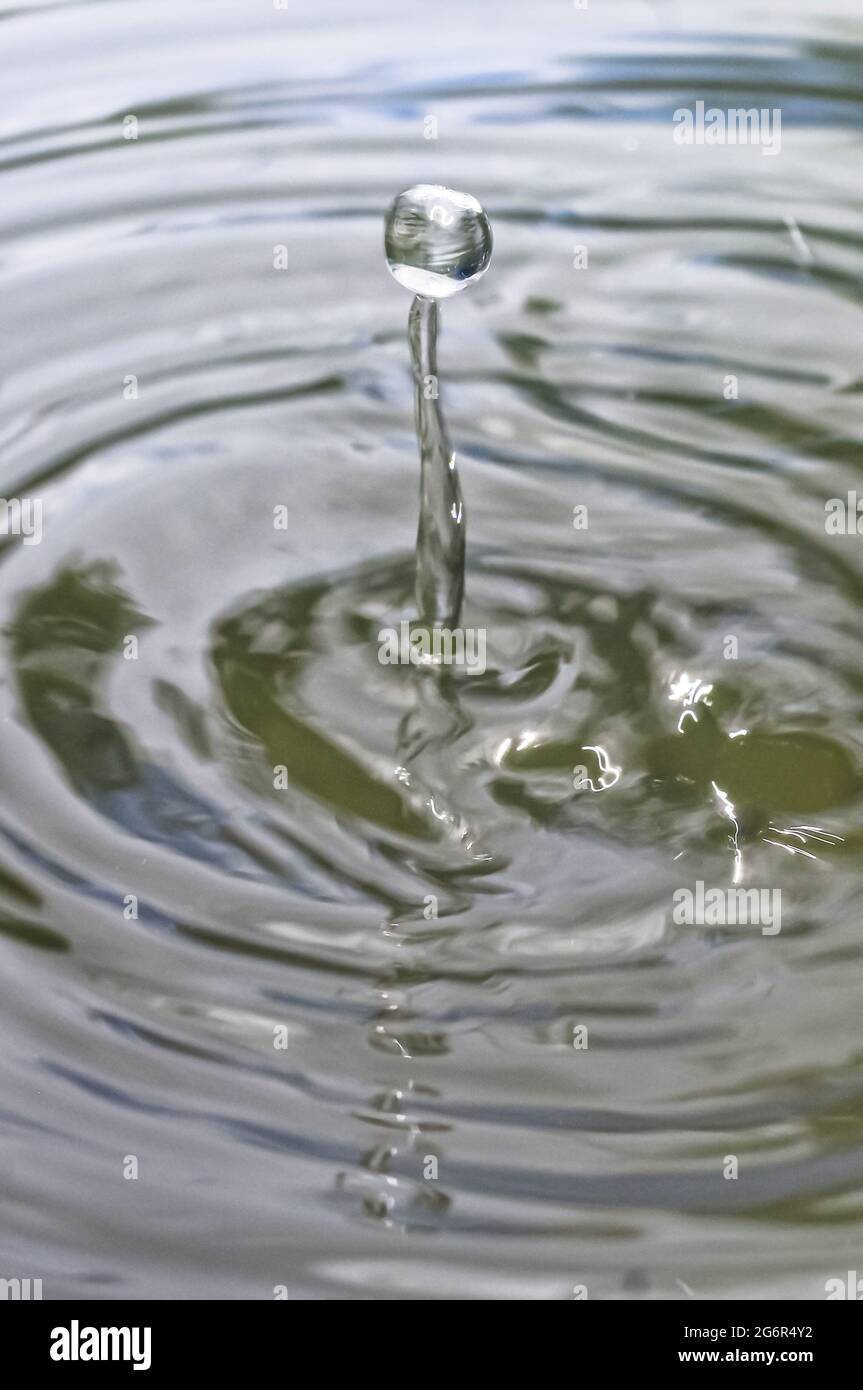acqua goccia spruzzi in acqua con sfondo sfocato per la carta da parati. Foto Stock
