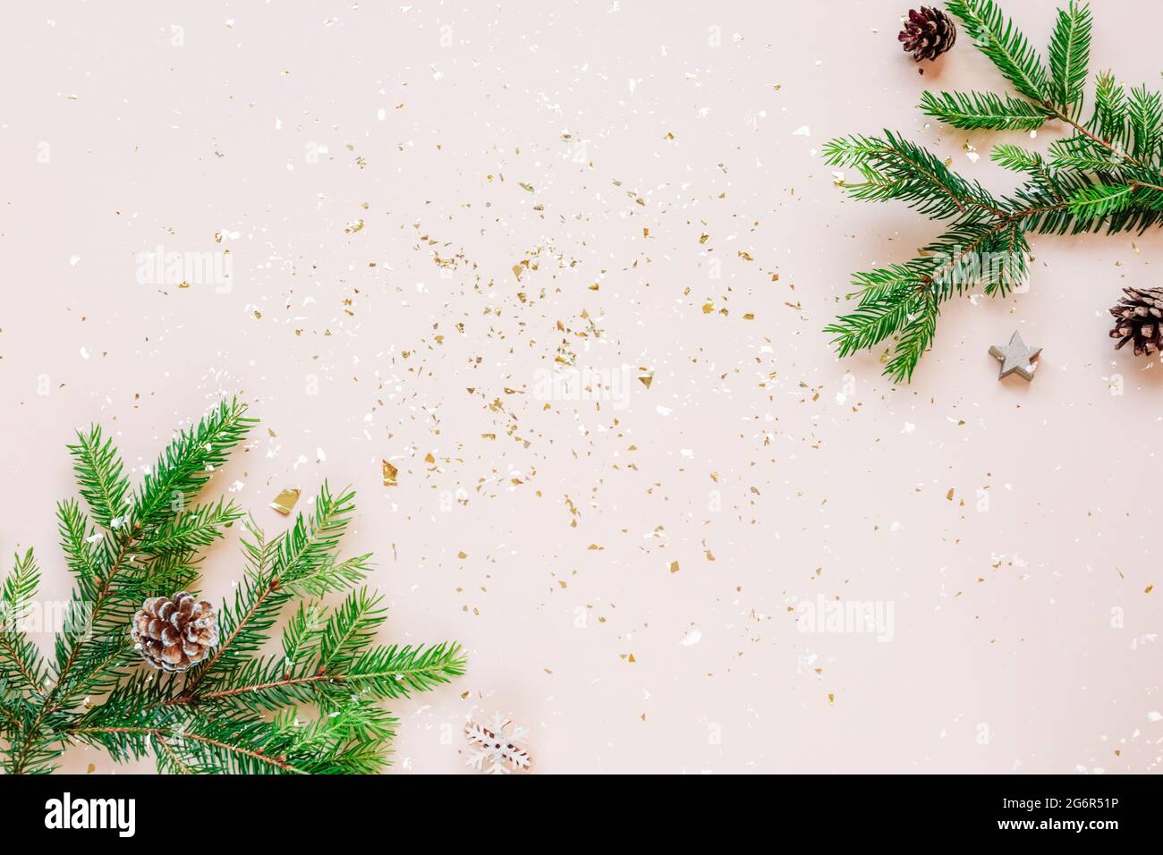 Natale sfondo festivo rami di abete, coni e baubles su sfondo beige. Vista dall'alto, disposizione piatta, spazio per la copia. Foto Stock