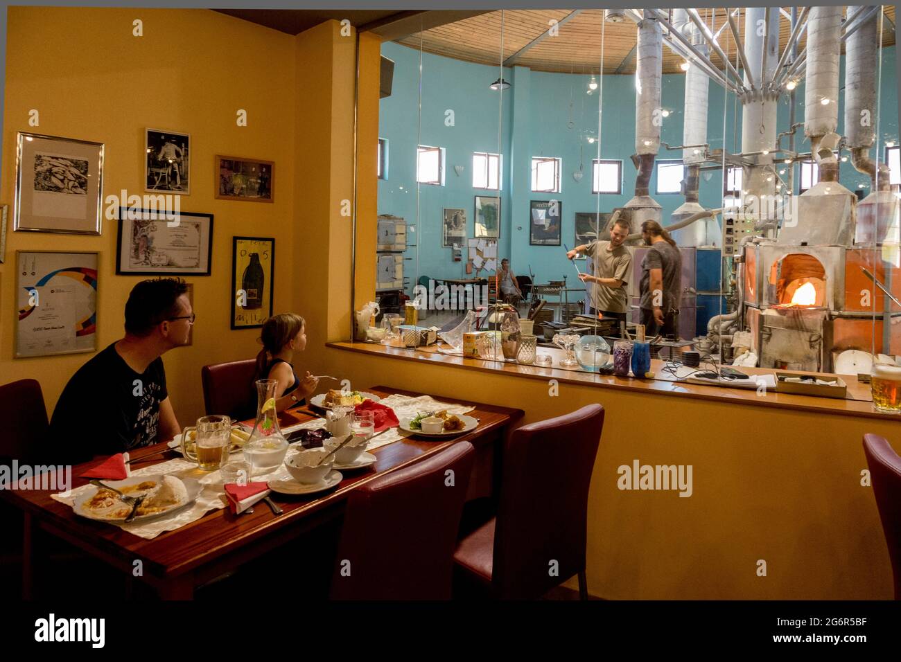 Novotny Glassworks, Novy Bor Repubblica Ceca, turisti guardare la produzione di vetro dal ristorante, turismo del vetro Foto Stock