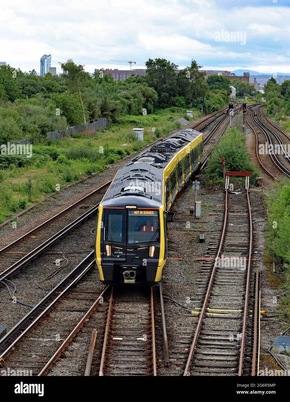 Uno dei nuovi treni della Mersey Rail, costruito da Stadler, riporta la pista dalla linea principale al deposito principale di Kirkdale, vicino Liverpool. Foto Stock