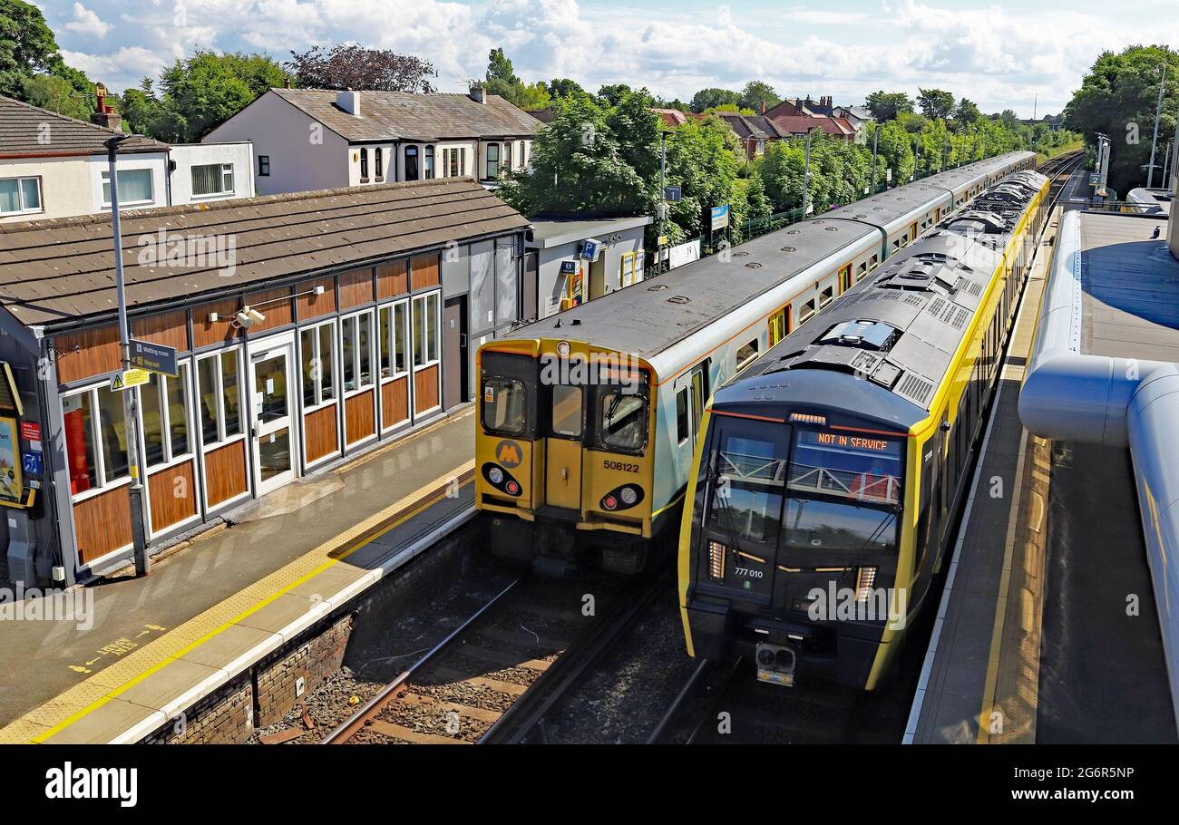 Vecchi e nuovi treni Mersey Rail ad Ainsdale vicino a Southport sulla 6.7.2021 sul lato lontano è la vecchia unità 508122, mentre sul lato vicino è la nuova, 77701 Foto Stock