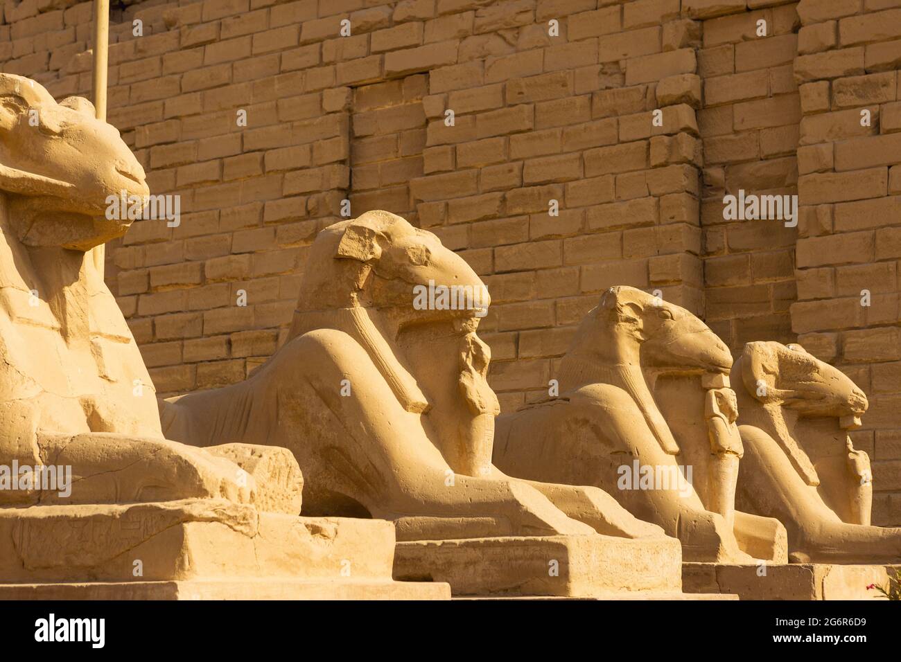 Tempio di Karnak, colossali sculture dell'antico Egitto nella valle del Nilo a Luxor, geroglifici goffrati sulle pareti. Foto Stock