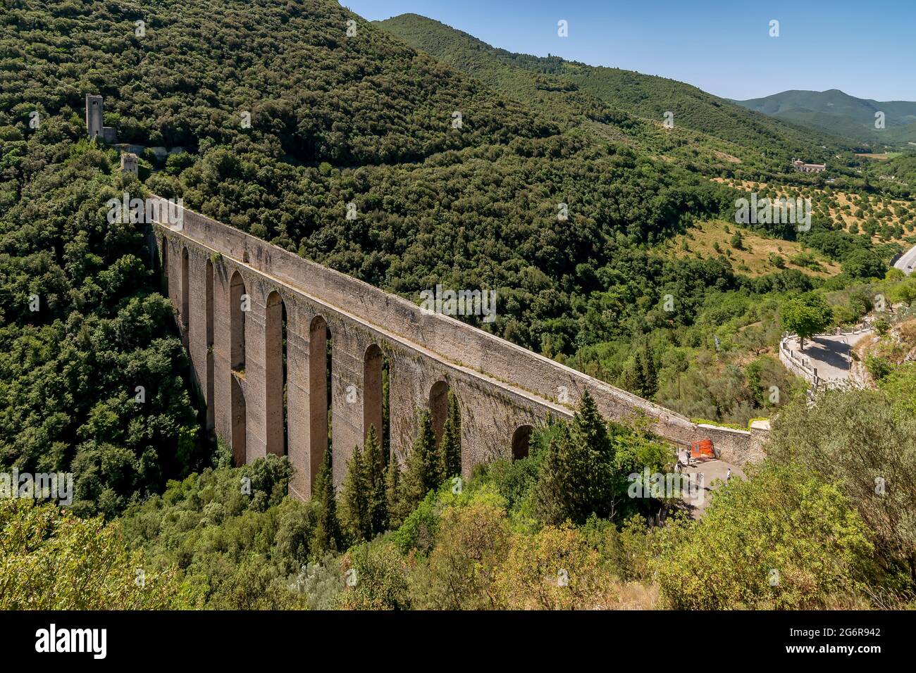 Bella vista aerea dell'antico Ponte delle Torri, Spoleto, in una giornata di sole Foto Stock