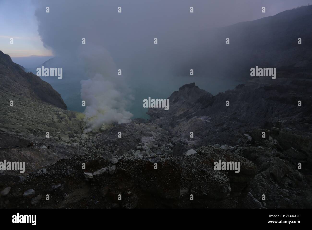 Blue Flame Ijen e cratere vulcano Giava Est Indonesia Foto Stock