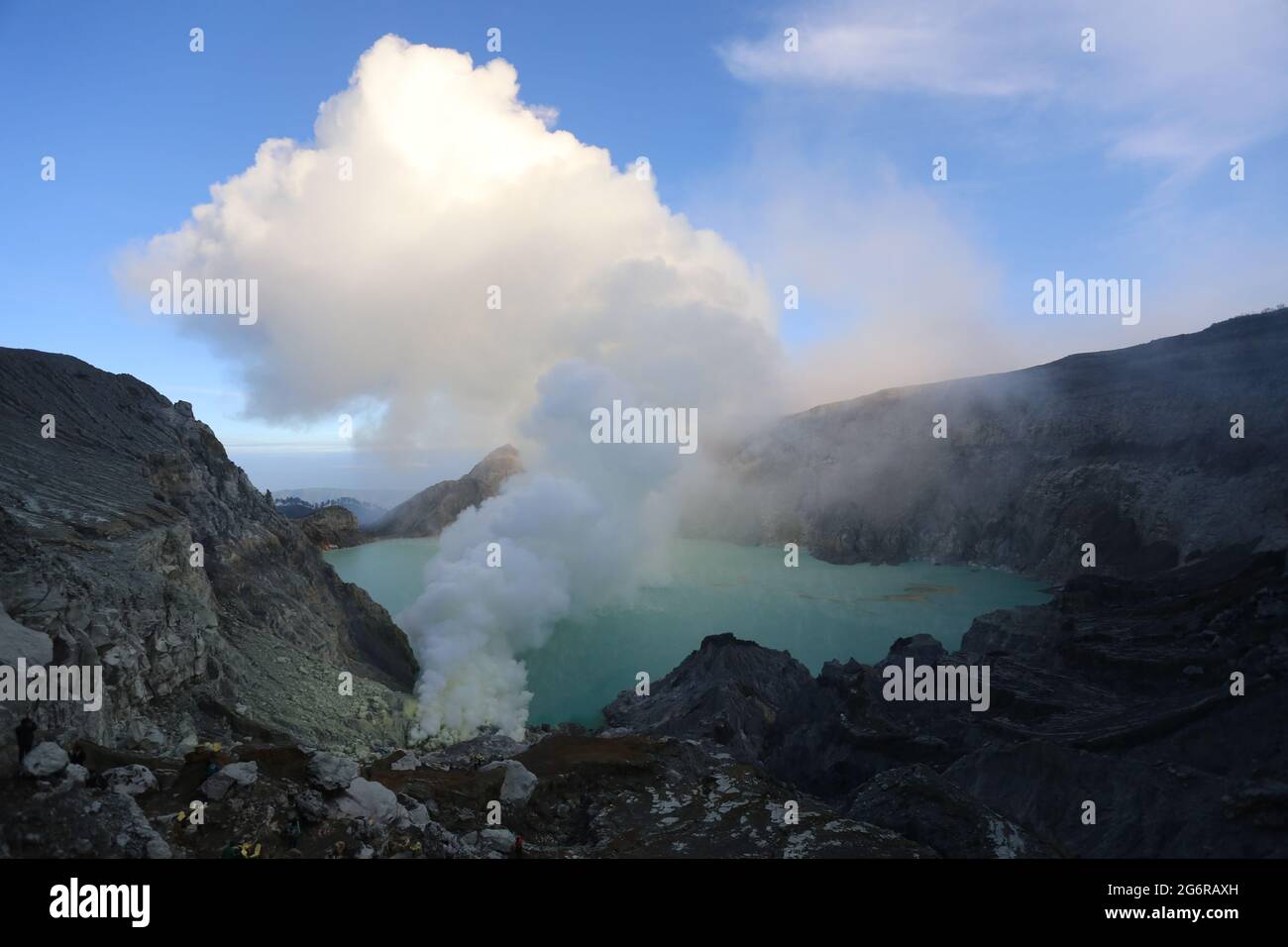 Blue Flame Ijen e cratere vulcano Giava Est Indonesia Foto Stock