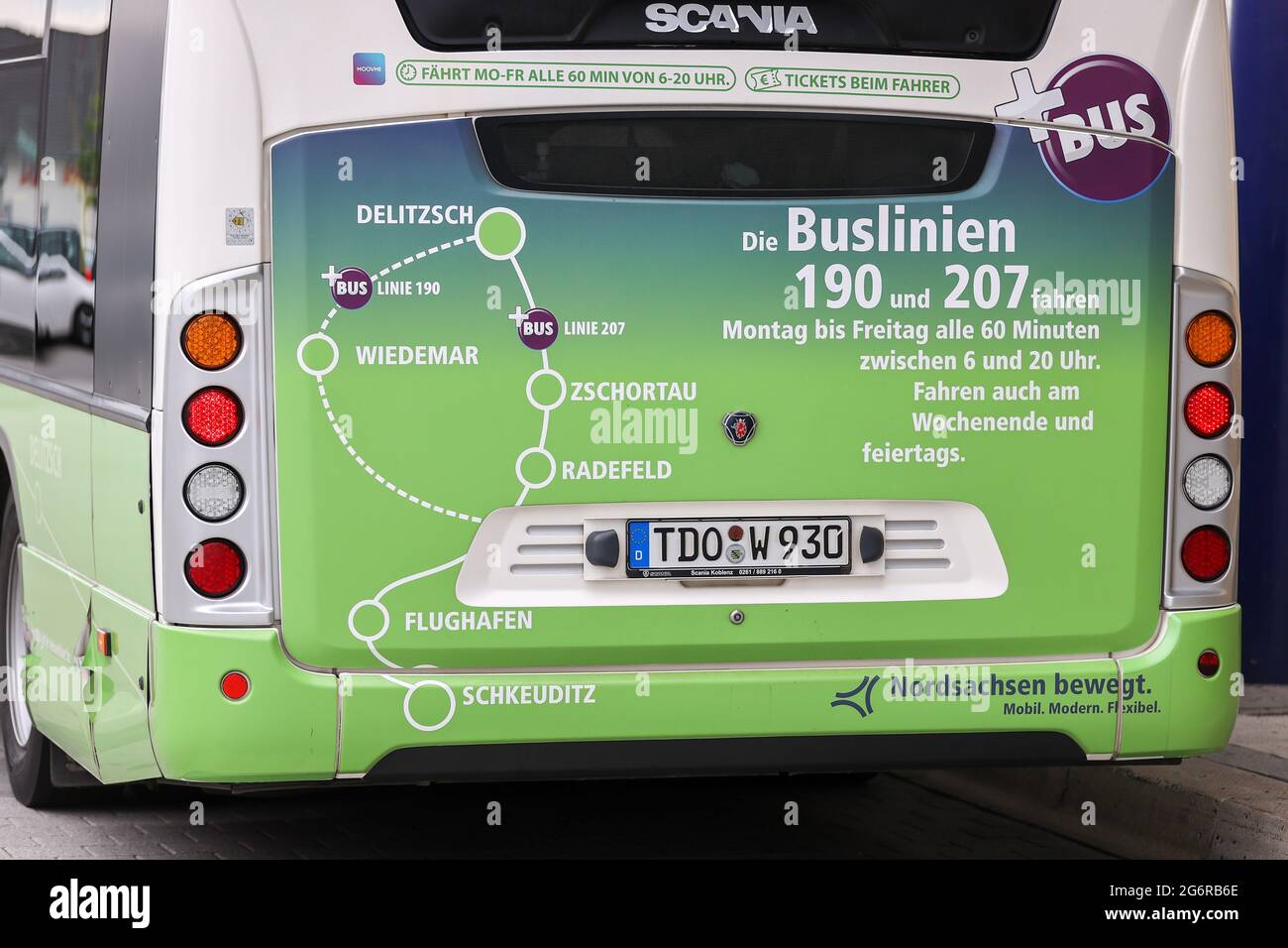 08 luglio 2021, Sassonia, Delitzsch: Le stazioni di due linee di autobus  sono dipinte sul retro di un autobus. Lo stesso giorno, il Ministro  dell'Istruzione e il Ministro dell'Economia della Sassonia hanno