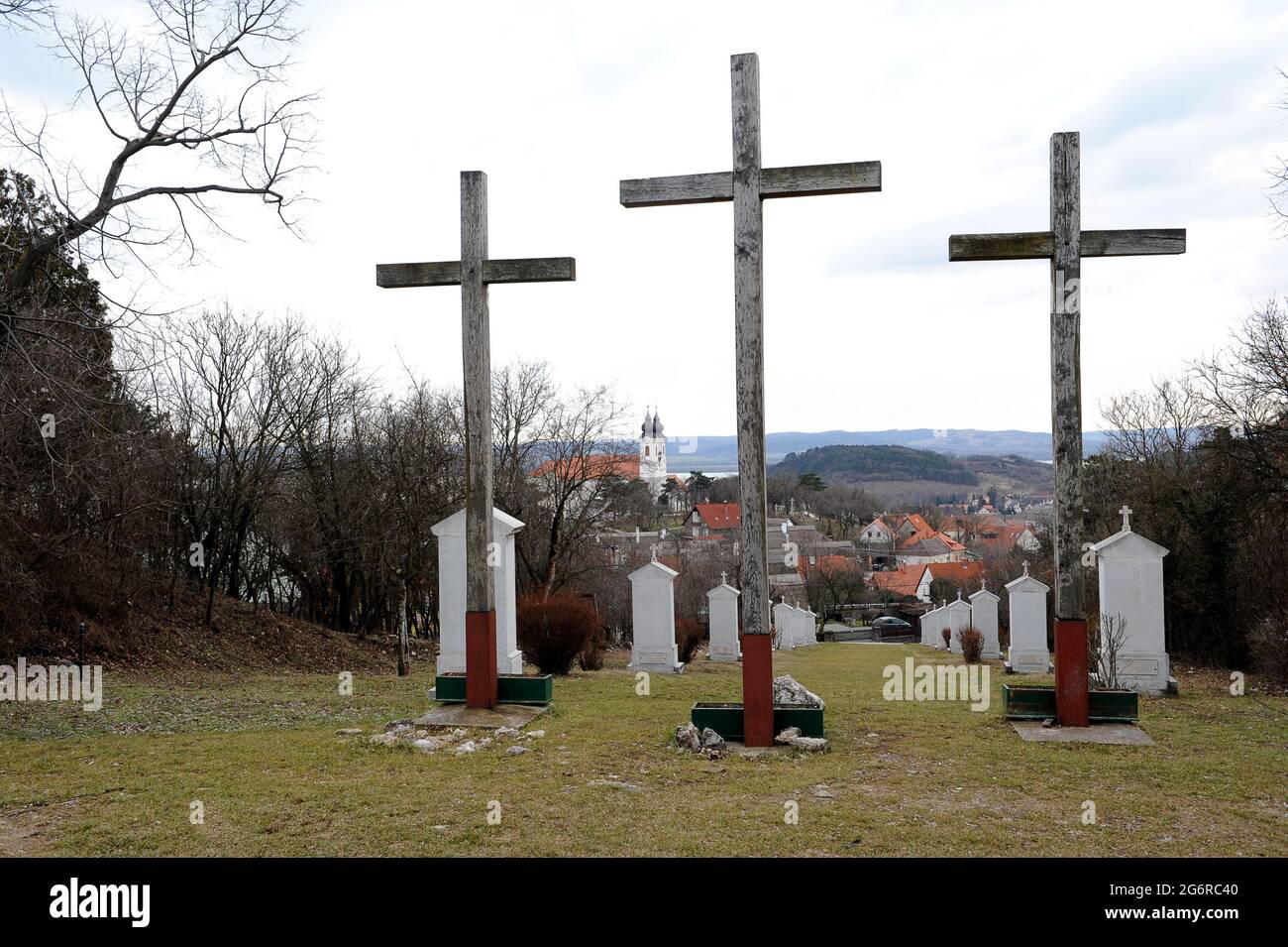 Tre croci di legno sul cimitero collinare in Ungheria Foto Stock