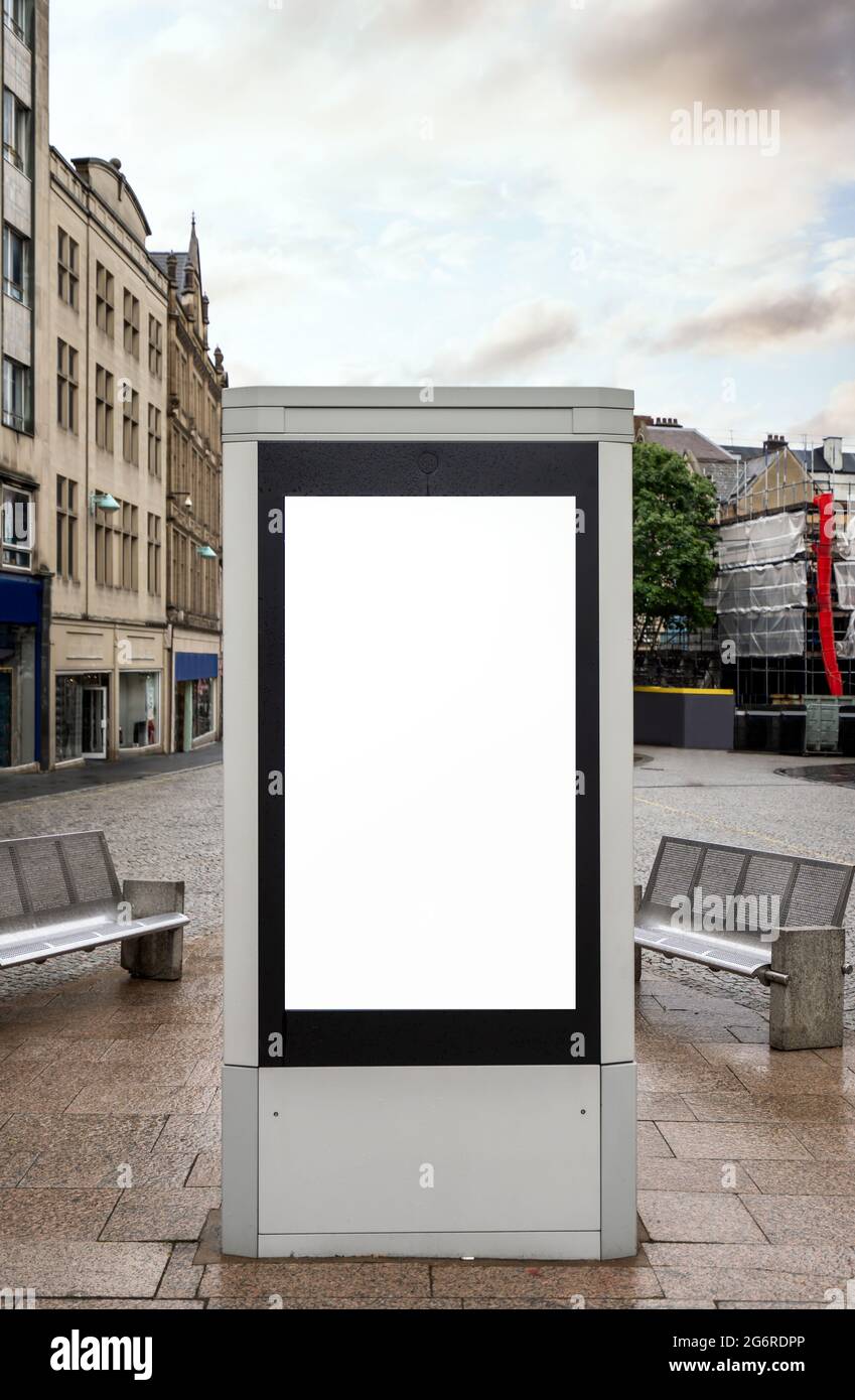 Cartello elettronico su strada con spazio di copia bianco luminoso su schermo vuoto per aggiungere un messaggio o un logo per il marketing. Riquadro vuoto dell'annuncio Foto Stock
