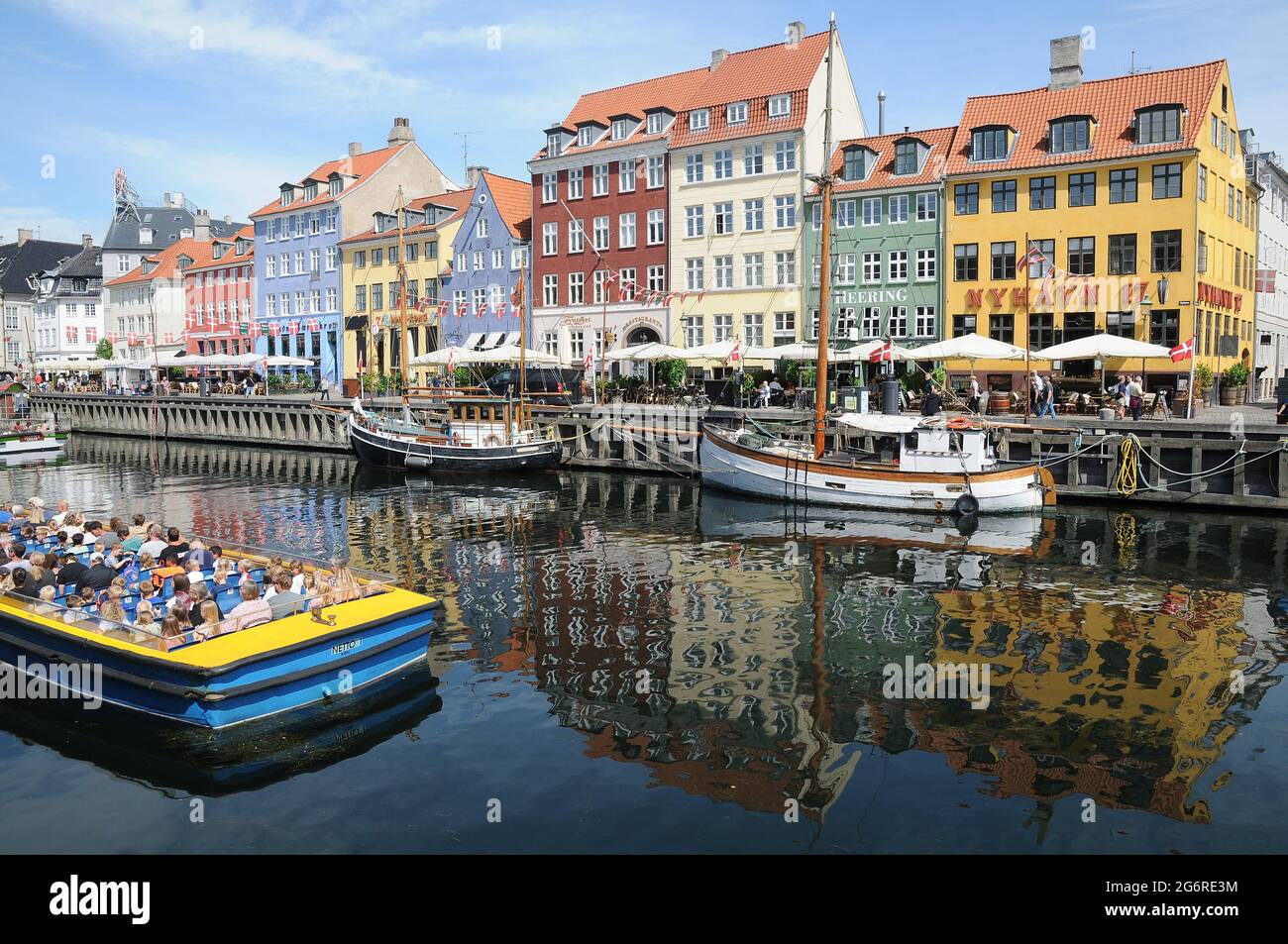 Copenaghen, Danimarca. 08 luglio 2021, viaggi alimentari e drappi e crusurazioni di baot e turismo sul canale di Nyhavn nella capitale danese. (Foto..Francis Foto Stock