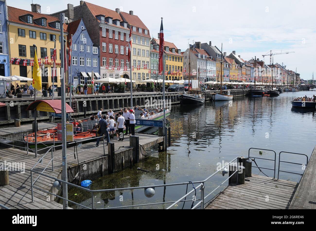 Copenaghen, Danimarca. 08 luglio 2021, viaggi alimentari e drappi e crusurazioni di baot e turismo sul canale di Nyhavn nella capitale danese. (Foto..Francis Foto Stock