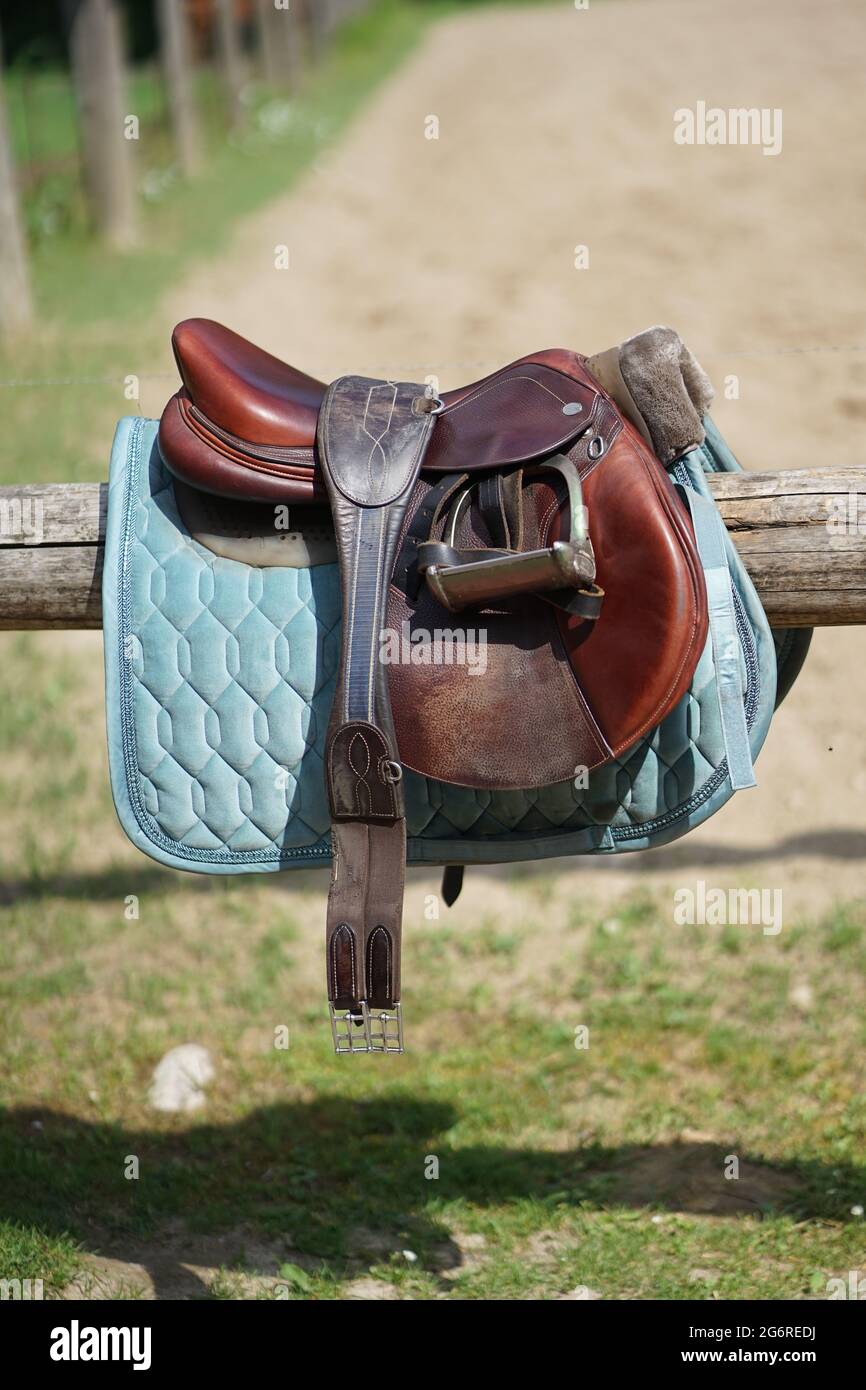 Sella di cavallo in pelle marrone presso la fattoria equestre Foto Stock