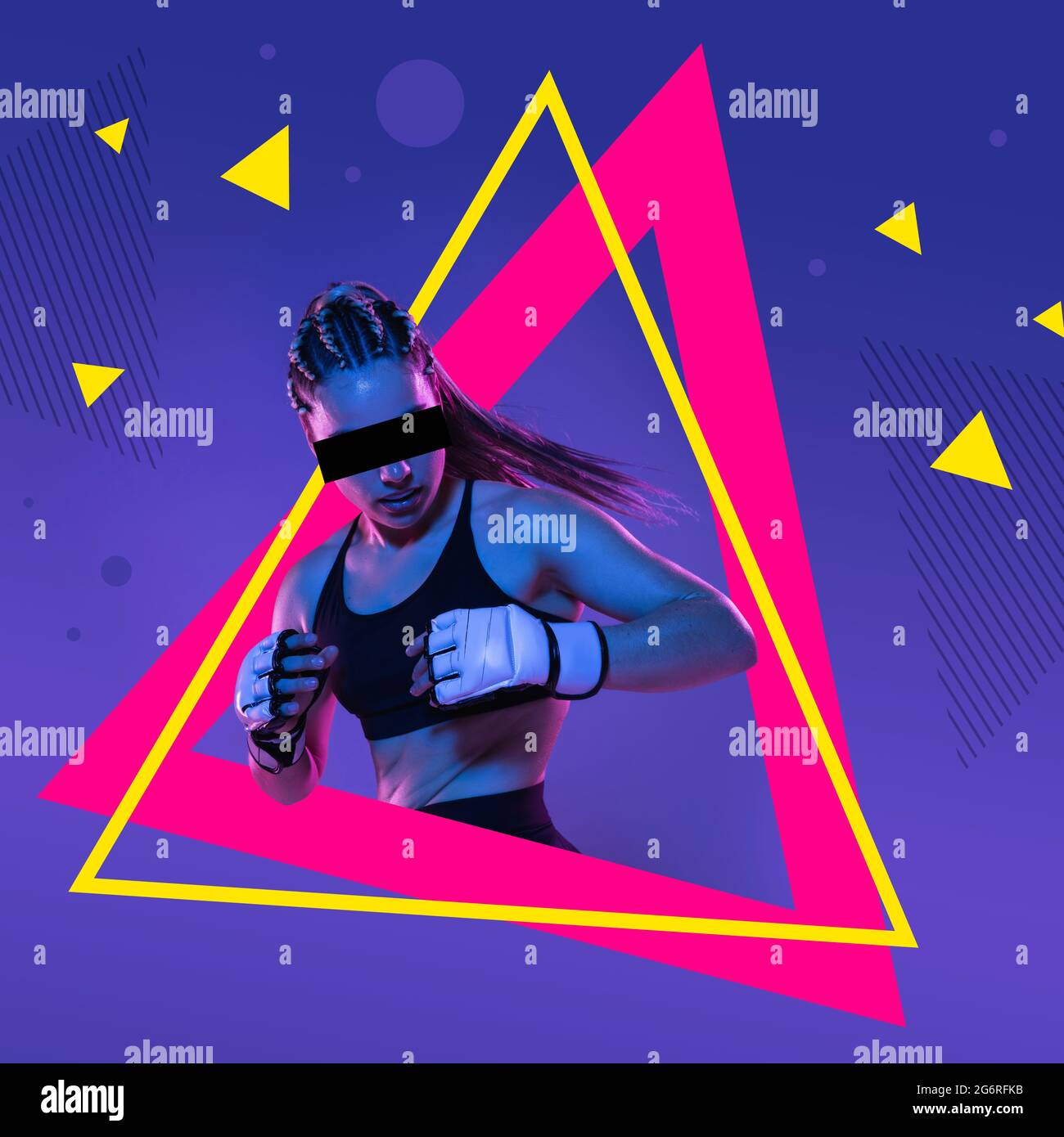 Arte, creatività, collage. Immagine di una giovane combattente femminile MMA isolato in cornici triangolari luminose su sfondo viola. Foto Stock