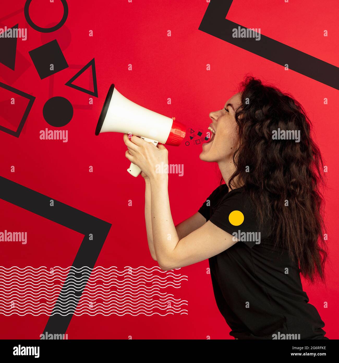 Giovane donna curly urlando in megafono circondato da forme geometriche invece di note musicali. Immagine creativa, collage Foto Stock