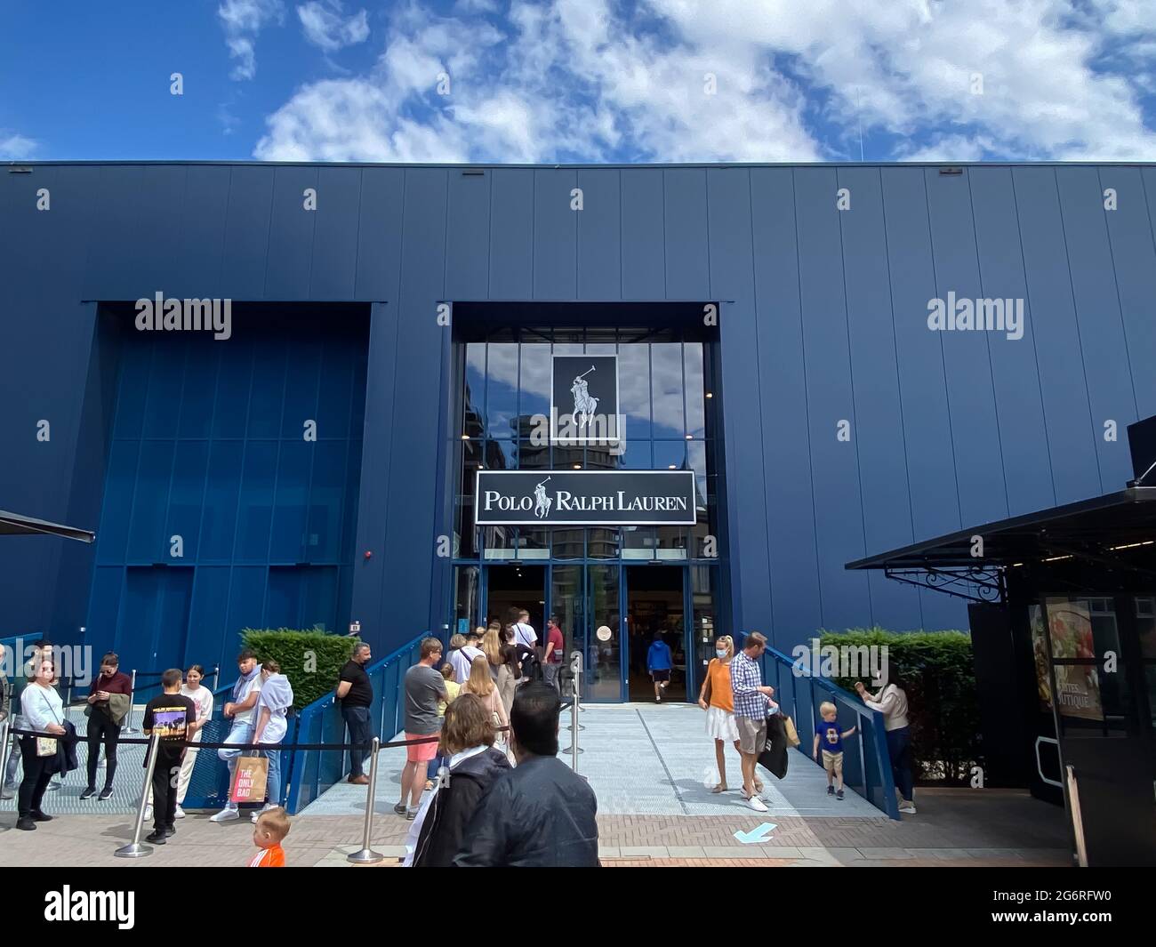 Roermond, Paesi Bassi - 1 luglio. 2021: Vista sulla facciata blu del  negozio di moda polo ralph lauren con coda di persone all'esterno  dell'ingresso Foto stock - Alamy