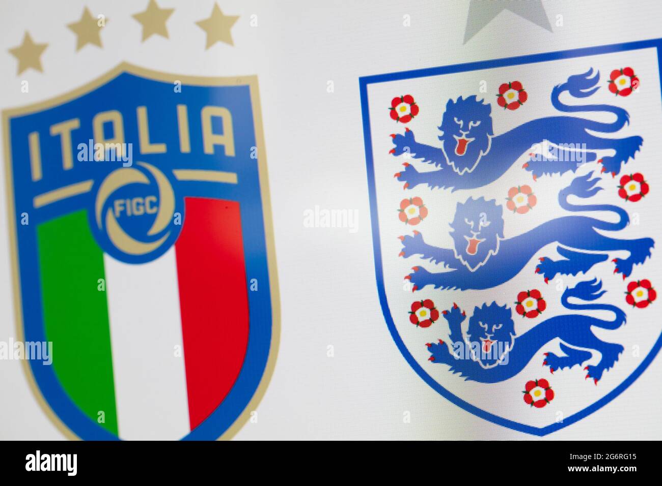 LONDRA, Regno Unito - Luglio 2021: Distintivi della nazionale calcistica inglese e italiana Foto Stock