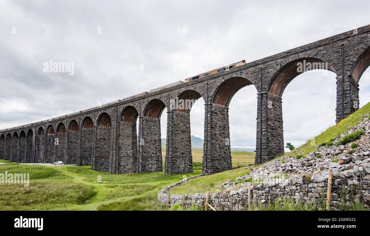 Treno merci GBRf classe 6 che attraversa il viadotto Ribblehead 8 luglio 2021 Foto Stock