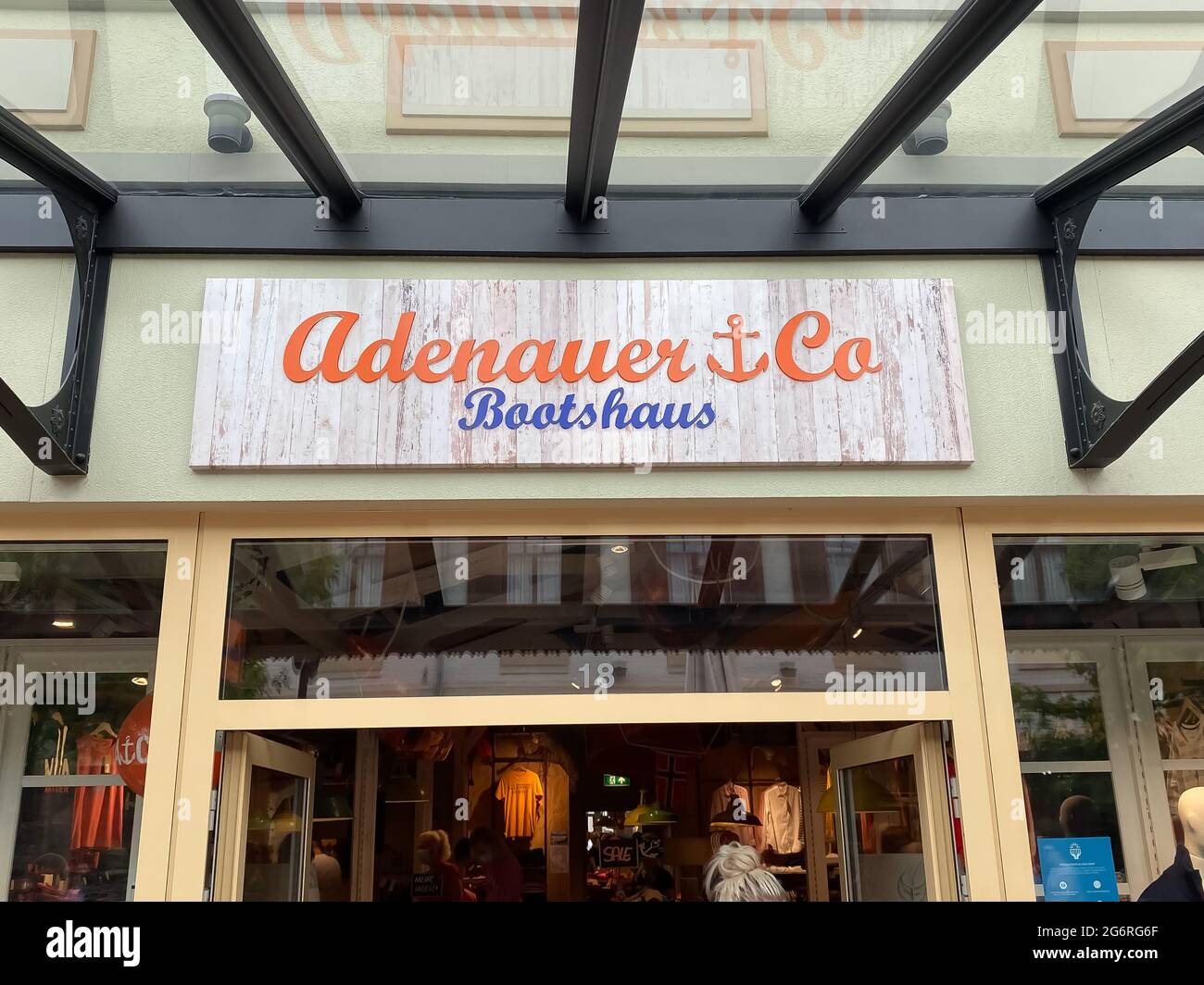 Roermond, Paesi Bassi - 1 luglio. 2021: Vista sulla facciata del negozio con logo di adenauer e co Bootshouse etichetta di moda Foto Stock