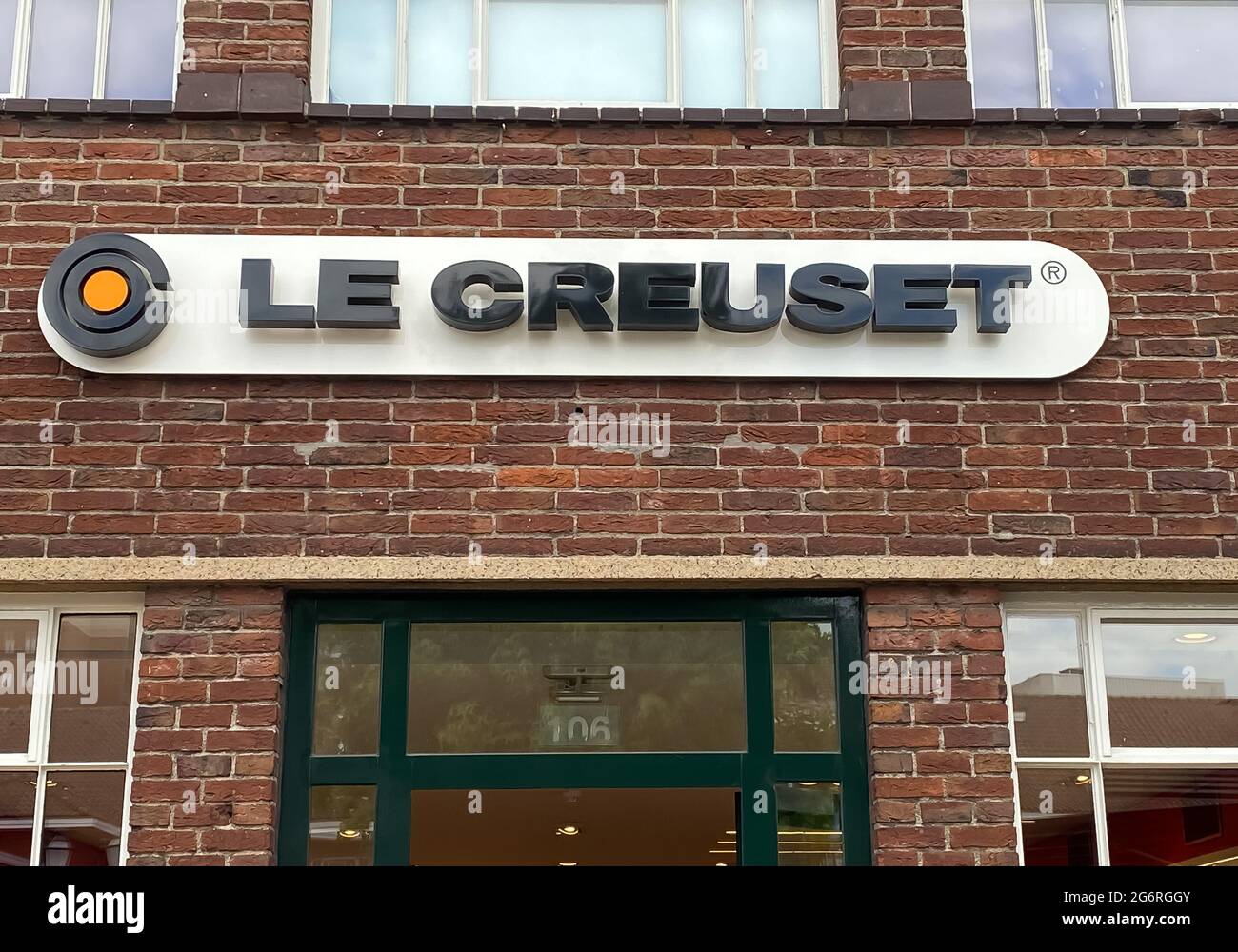 Roermond, Paesi Bassi - 1 luglio. 2021: Vista sulla facciata del negozio con scritta con logo dei prodotti da cucina francese le creuset Foto Stock