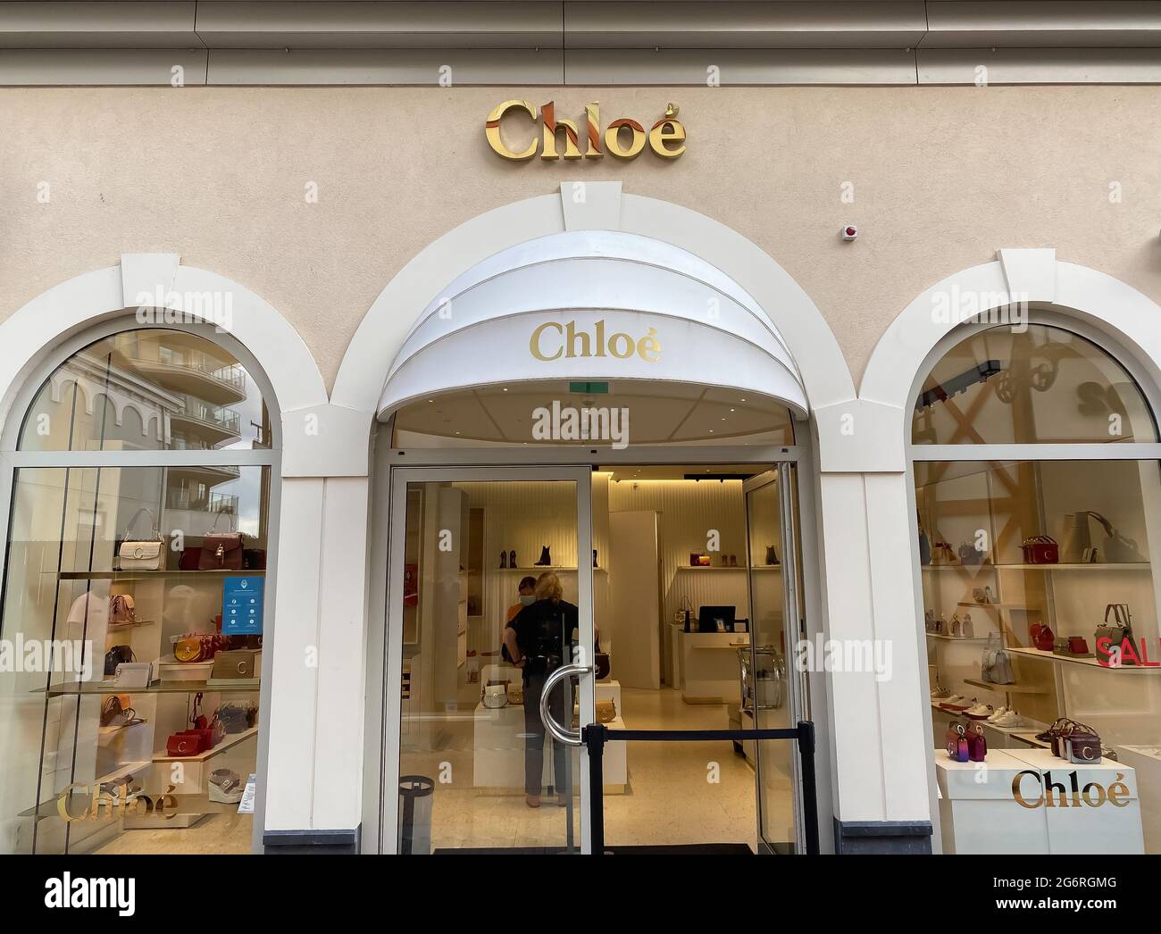 Roermond, Paesi Bassi - 1 luglio. 2021: Vista sulla facciata del negozio con logo del marchio chloe fashion Foto Stock
