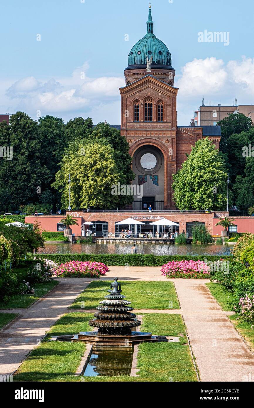 Engelbecken (piscina di Angel), giardino di rose paesaggistico, Fontana indiana e chiesa di San Michele al confine tra Mitte e Kreuzberg a Berlino, Germania Foto Stock