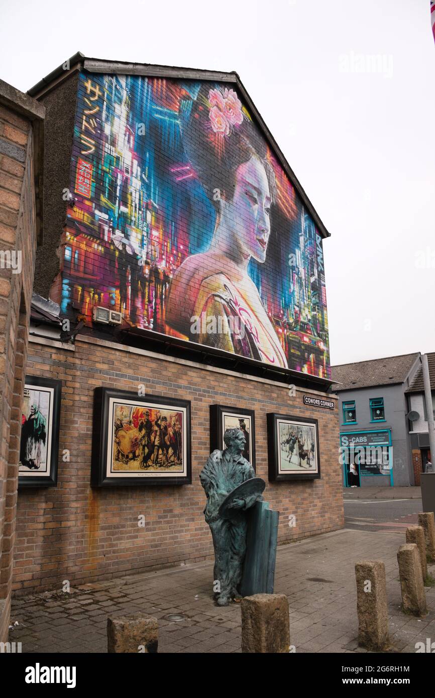 Geisha Mural art di Dan Kitchener su Northumberland Street e Shankill Road all'angolo, Belfast 2021 Foto Stock