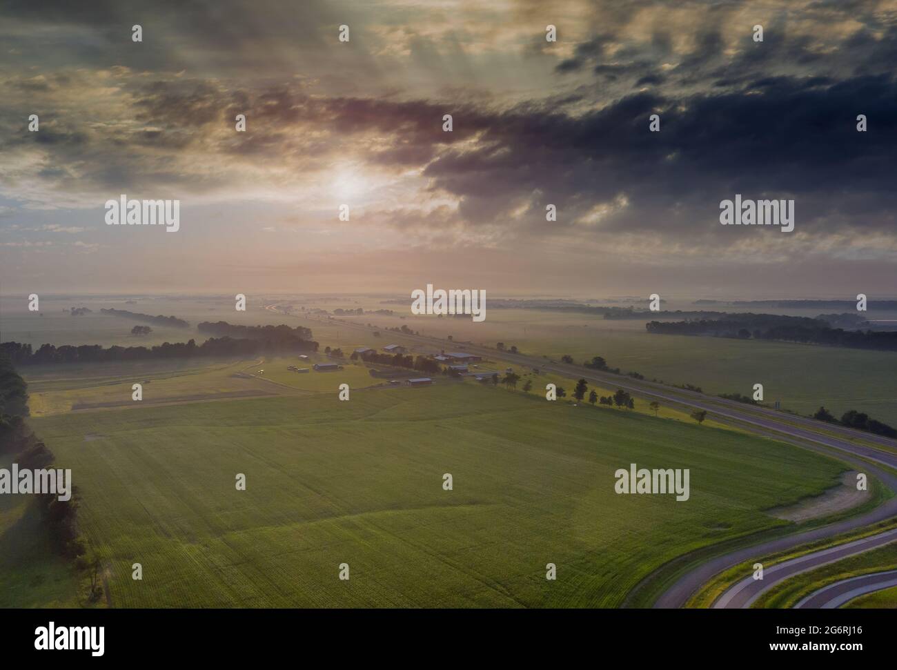 Alba su un campo coperto di stagione estiva con nebbia e nuvoloso al mattino Foto Stock
