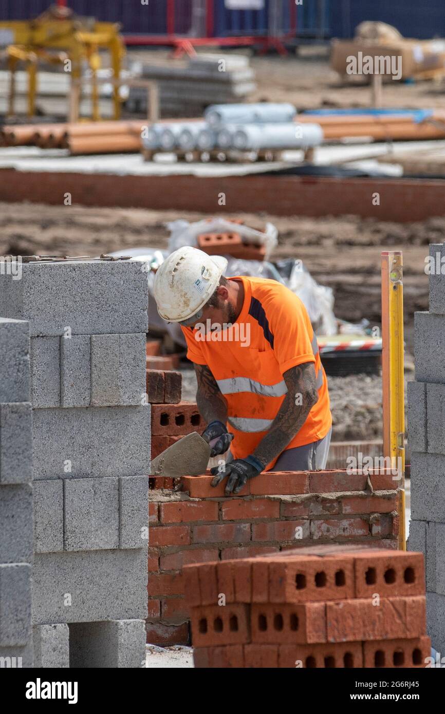 Fasi di costruzione; Farington Mews grande sviluppo di alloggi matrice muratura a Keepmoat case cantiere a Chorley. I costruttori iniziano su questo grande campo verde che ospita la proprietà utilizzando i sistemi di pavimentazione in calcestruzzo prefabbricato Lynx. REGNO UNITO Foto Stock