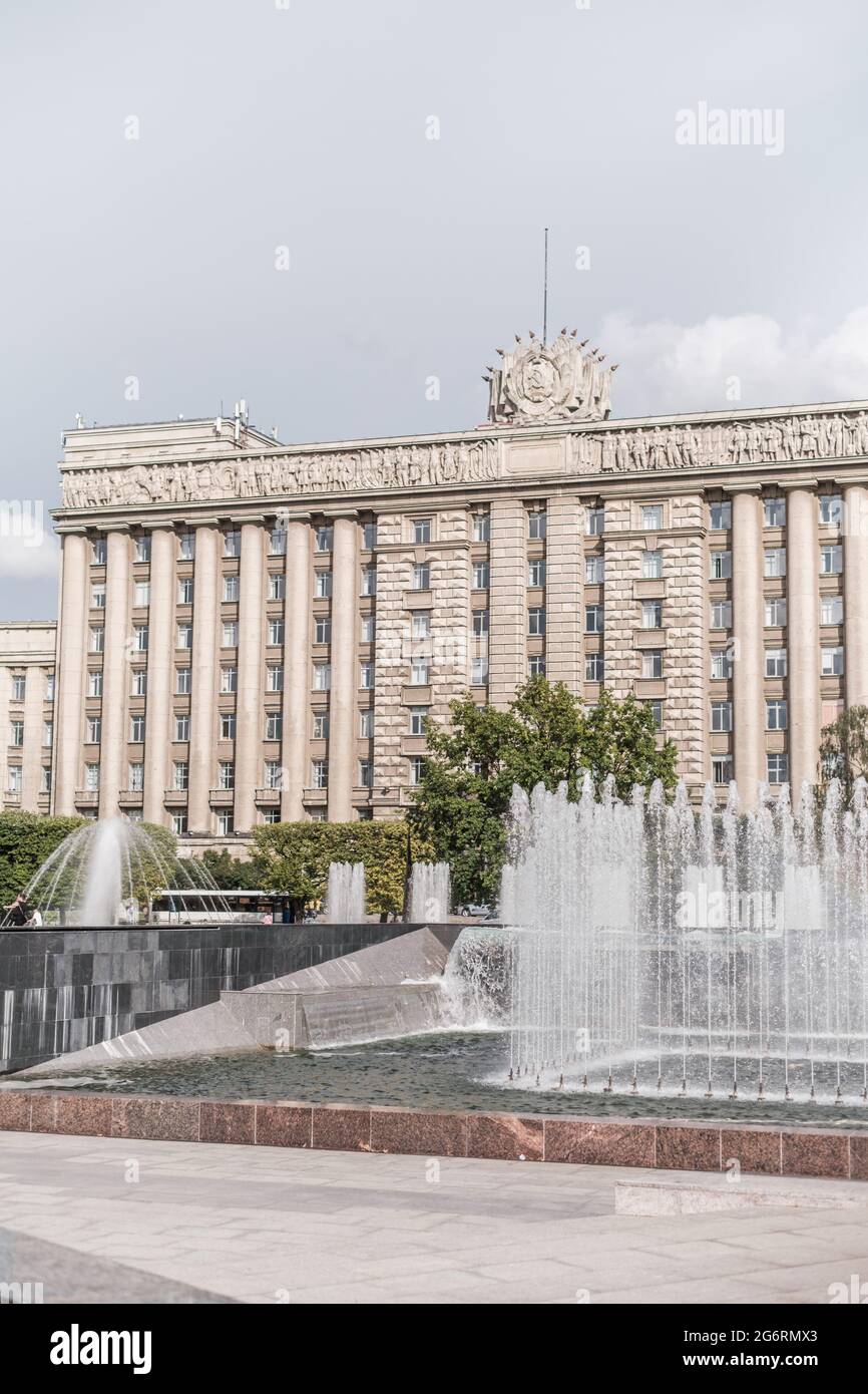 Paesaggio urbano dello spazio pubblico su piazza Moskovskaya. Fontane e la Casa dei Soviet. Foto Stock