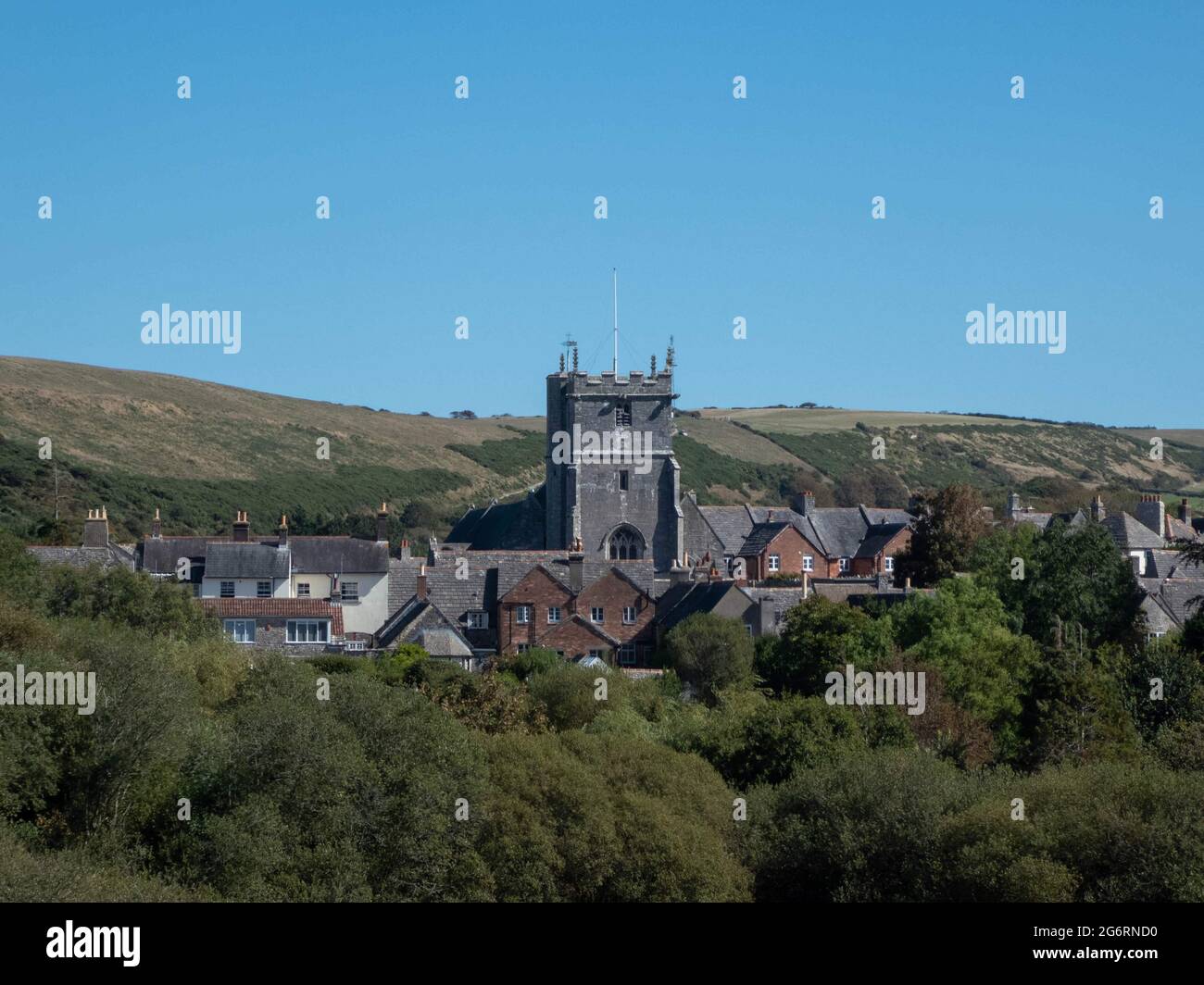 Vista sul villaggio di Corfe e sulla chiesa di San Edoardo Martire Foto Stock