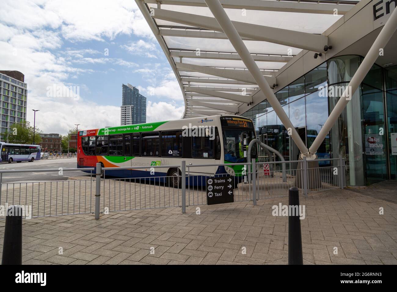 Un autobus di Stagecoach presso un terminal degli autobus presso l'hard interscambio di Portsmouth in attesa di prendere i passeggeri Foto Stock