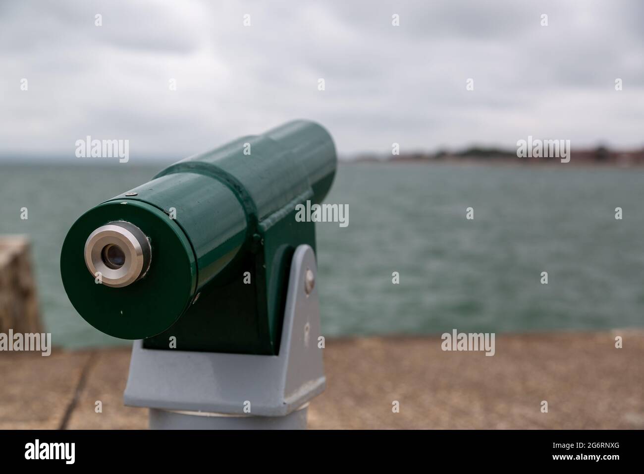 Un telescopio a pagamento che guarda verso il mare Foto Stock