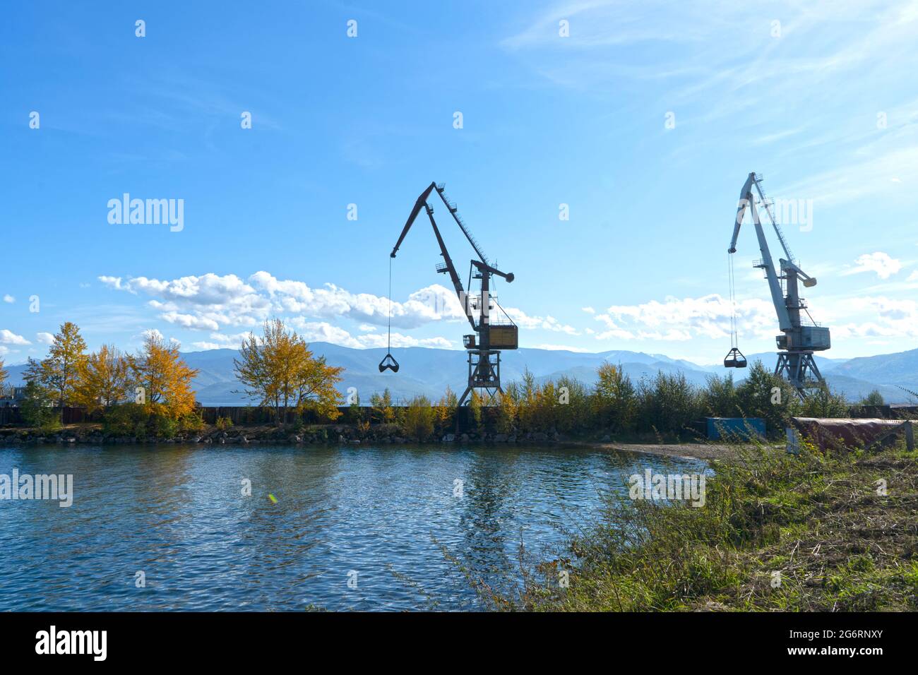 Paesaggio con vista sul lago Baikal e gru sulla riva. Foto Stock