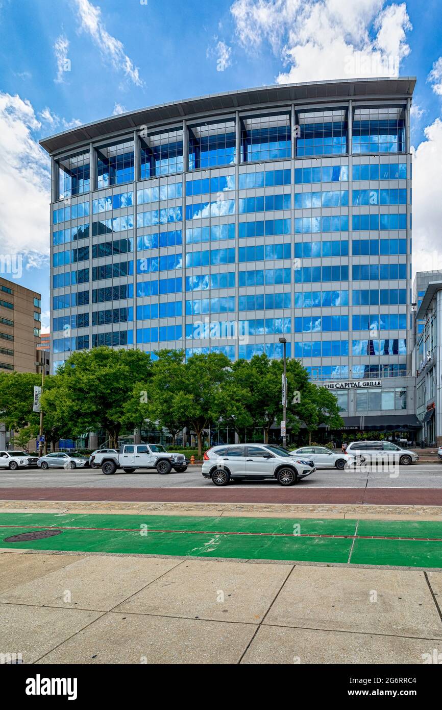 Lockwood Place, 500 East Pratt Street, è un edificio postmoderno che si affaccia su Harbourplace. Foto Stock