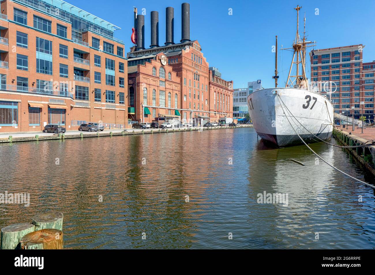 Lo scivolo tra il molo 4 di Baltimora e il molo 5. L'ex centrale elettrica della United Railways & Electric Company si trova sulla sinistra; la US Coast Guard Cutter Taney, ora Foto Stock