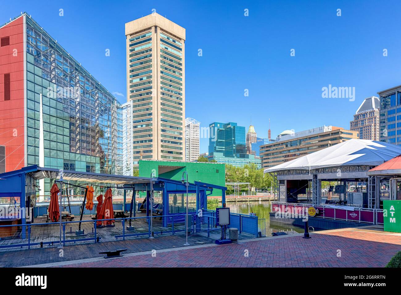 Sul molo Four di Baltimora. Sullo sfondo, l'Acquario Nazionale di Baltimora, il World Trade Center e il centro di Baltimora. Foto Stock