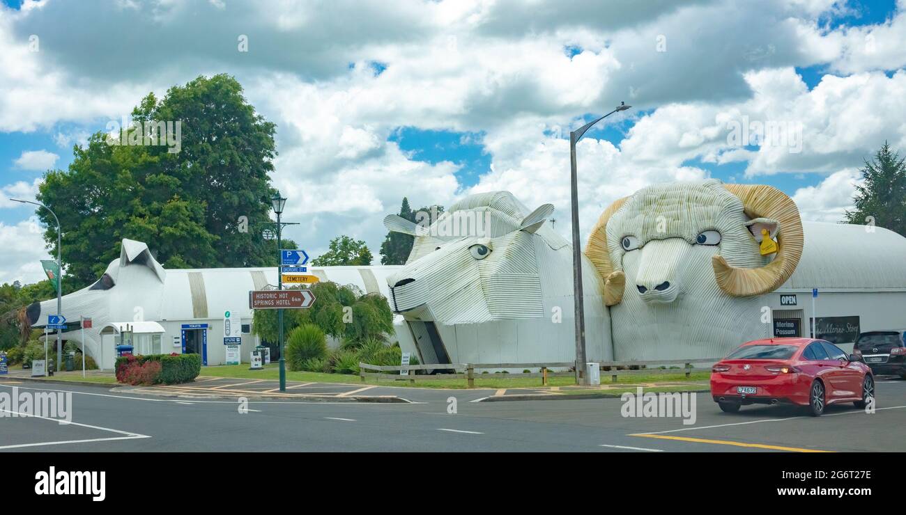 Edifici unici di pecora di ferro corrugato, montone e cane di pecora che ospita il Centro informazioni visitatori a Tirau, Waikato Nuova Zelanda il 9 dicembre 2019 Foto Stock