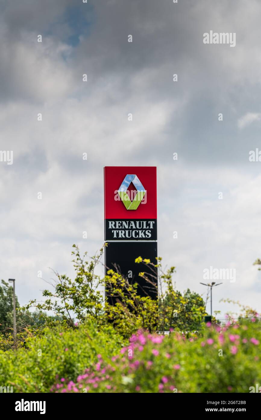 Parigi, Francia - 07-08-2021 : visualizzazione giornaliera firma ufficiale della concessionaria Renault Trucks Renault è una multinazionale francese produttrice di automobili Foto Stock