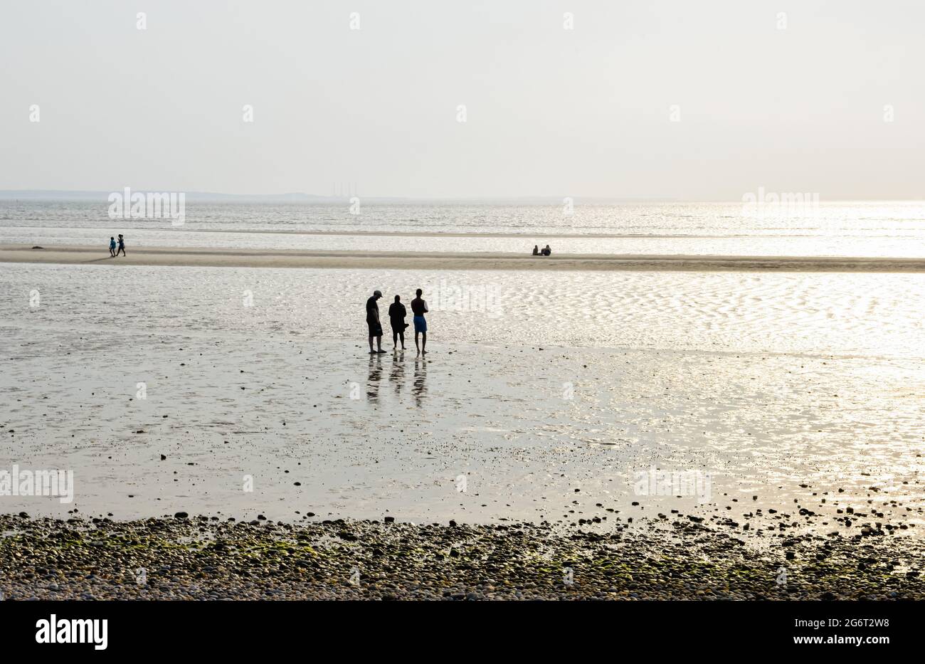 Le persone che si godono i sandbar a bassa marea a West Meadow Beach in una frizzante serata estiva. Stony Brook, Long Island Sound, New York. Spazio di copia. Foto Stock