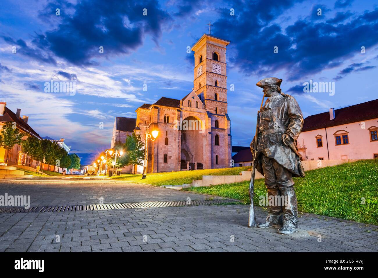 Alba Iulia, Romania. Scena notturna con la città medievale murata, la cattedrale cattolica, famoso viaggio in Transilvania. Foto Stock
