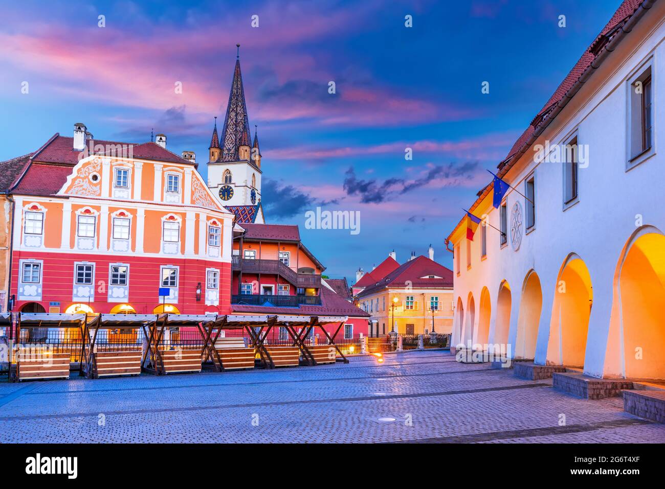 Sibiu, Transilvania. Cattedrale evangelica, e Ponte di Liar che collega la piccola Piazza con Piazza Huet, città medievale sassone di Sibiu, Romania. Foto Stock