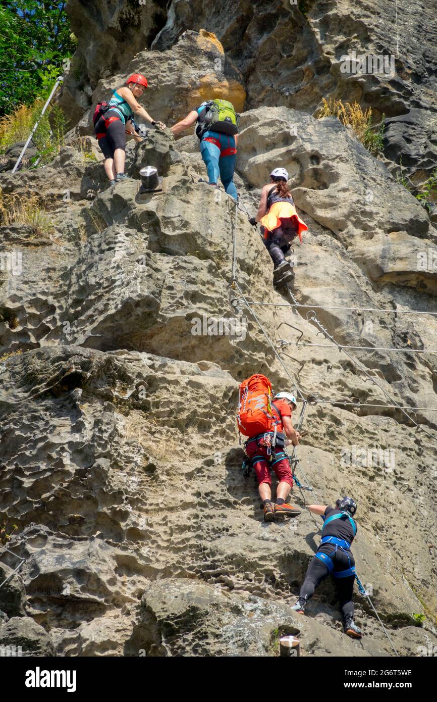 Arrampicatori su Via Ferrata Decin Repubblica Ceca Boemia Svizzera Pastori muro Foto Stock