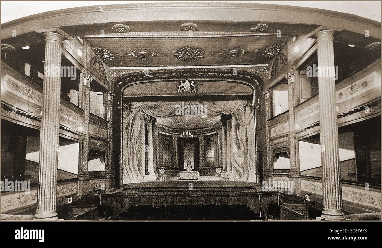 Una prima illustrazione dell'interno e del palcoscenico del Teatro reale, Bristol, Inghilterra. Il teatro fu costruito tra il 1764 e il 1766. L'architetto di Bristol Thomas Paty supervisionò la costruzione del teatro che fu costruito su disegno di James Saunders, il falegname di David Garrick a Drury Lane. Foto Stock