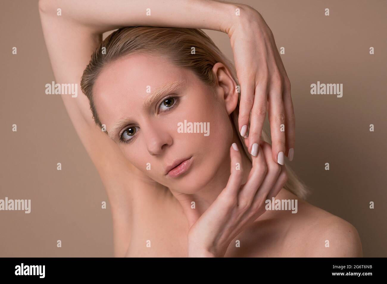 Un'immagine in vita di una giovane donna bionda Foto Stock
