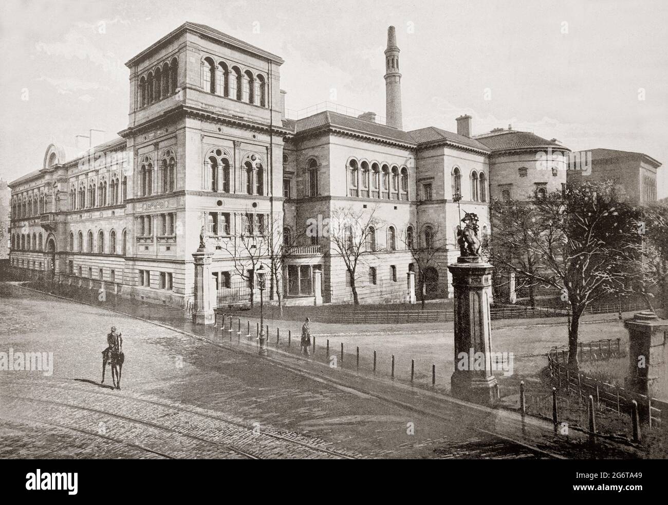 Una vista della fine del XIX secolo dei 'nuovi' edifici universitari di Edimburgo, Scozia. Progettato dall'architetto R. Rowland Anderson nel 1878, ha tenuto facoltà di medicina, arti, diritto e teologia, oltre a sale conferenze, teatri e musei. Foto Stock