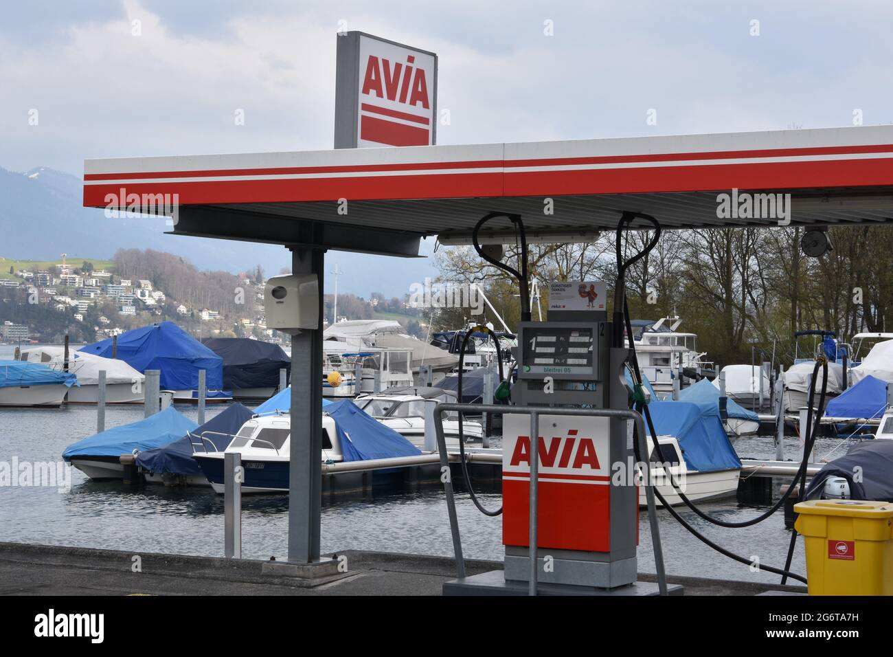 Lucerna, Svizzera 04 17 2021: Stazione di rifornimento di carburante della compagnia Avia nel porto turistico della città di Lucerna, situato sul lago di Lucerna con yacht. Foto Stock