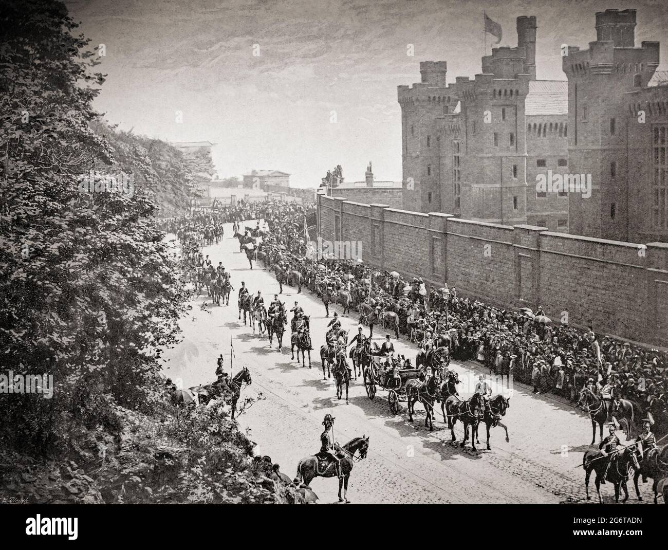 Una vista del tardo XIX secolo della passeggiata del Commissario passando la prigione di Calton in Regent's Terrace, Edimburgo, Scozia. In carrozza con una scorta militare c'è il Signore Alto Commissario che rappresenta il Sovrano. Foto Stock