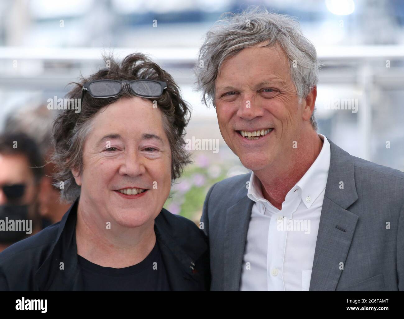 Cannes, Francia. 8 luglio 2021. Christine Vachon (L) e Todd Haynes arrivano a una fotocellula per il film 'The Velvet Underground' durante il 74a edizione del Festival Internazionale del Cinema di Cannes, in Francia, giovedì 8 luglio 2021. Foto di David Silpa/UPI Credit: UPI/Alamy Live News Foto Stock