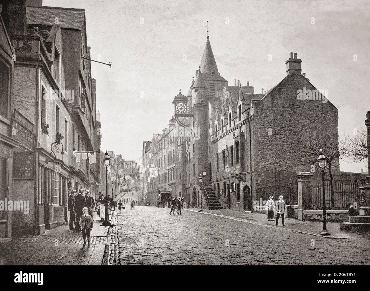 Una vista del tardo 19 ° secolo del Canongate Tollbooth nella zona della Città Vecchia di Edimburgo. Costruito nel 1591 come un pedaggio, il centro di amministrazione e di giustizia dell'allora separato burgh della Canongata che era fuori le mura della città di Edimburgo. Servendo da tribunale, prigione di burgh e luogo d'incontro del consiglio comunale, l'esterno è stato ampiamente restaurato e ristrutturato nel 1875 il City Architect, Robert Morham. È ora il museo della storia del popolo. Foto Stock