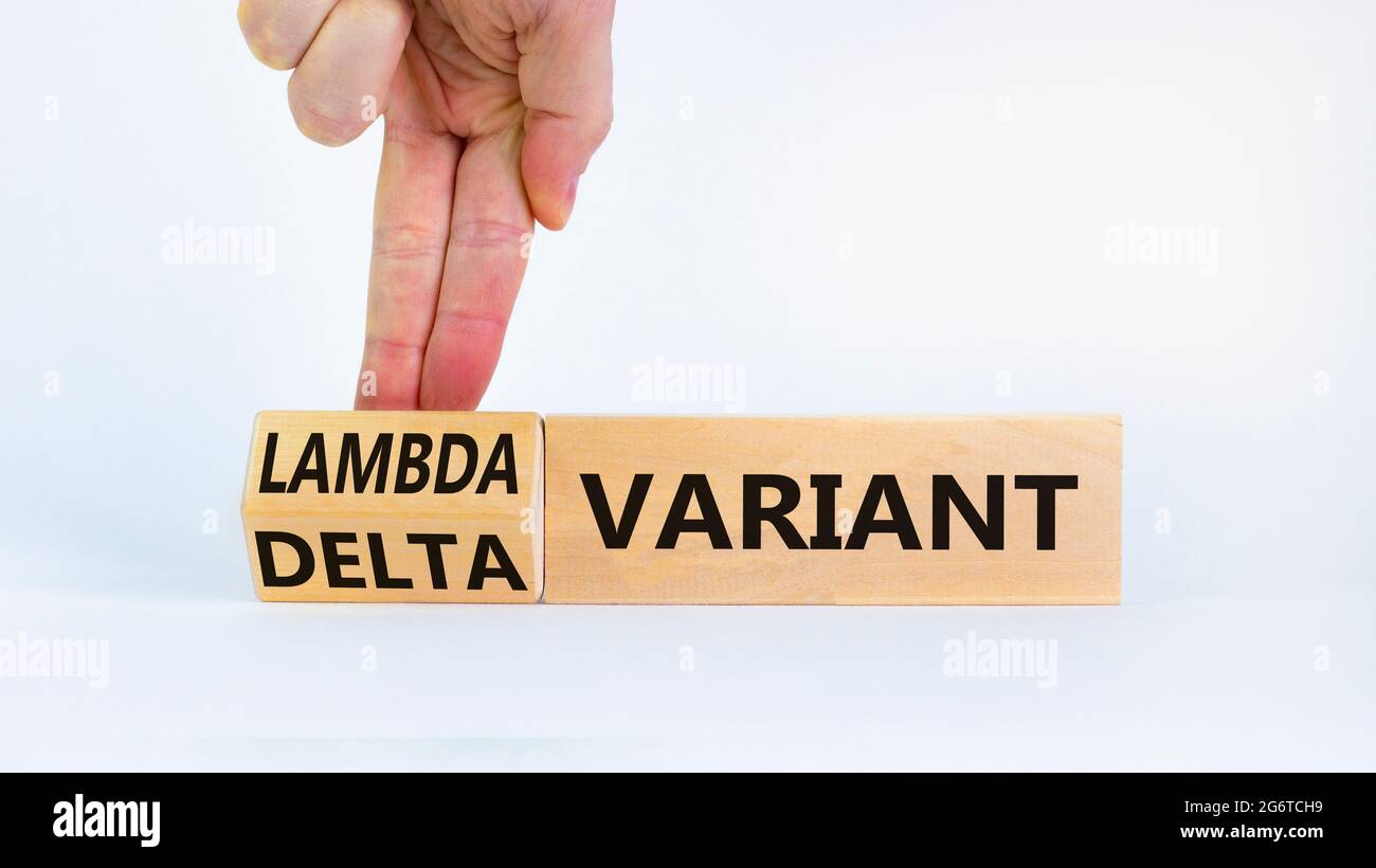 Simbolo variante delta o lambda Covid-19. Il medico trasforma i cubi, cambia le parole delta variante in lambda variante. Splendido sfondo bianco, spazio per la copia. Io Foto Stock